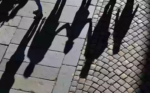 In den Großstädten stellen junge Erwachsene im Alter zwischen 25 und 34 Jahren die größte Altersgruppe, außerhalb der Großstädte sind es die in den 1950er und 1960er Jahren geborenen Babyboomer. (Symbolbild) - Foto: Matthias Hiekel/dpa-Zentralbild/dpa