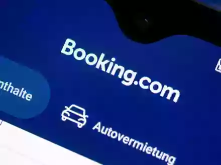 Das Reiseportal Booking.com hat seinen Hauptsitz im niederländischen Amsterdam. (Symbolbild) - Foto: Fabian Sommer/dpa
