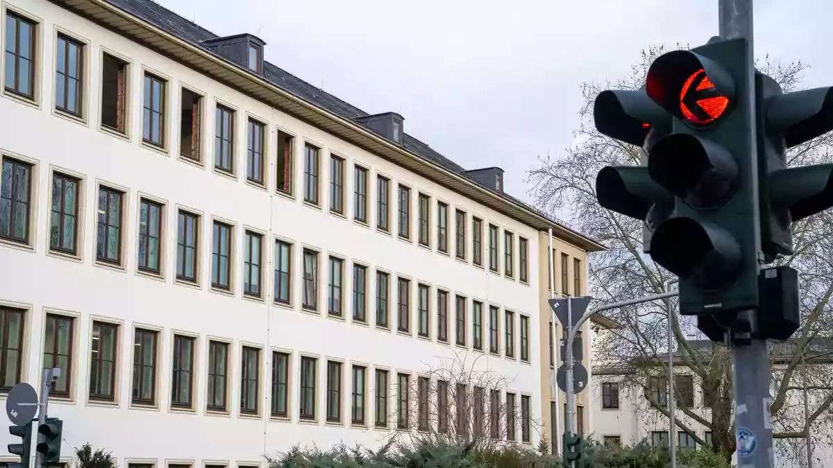Ein 19-Jähriger muss sich nun in Trier wegen Mordes und Totschlags verantworten. (Symbolbild) - Bild: Harald Tittel/dpa