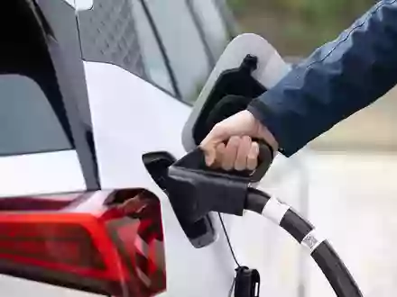 Das Geld für die Elektroauto-Förderung wird laut Bundesumweltminister Carsten Schneider (SPD) noch eine Weile reichen (Symbolbild). - Foto: Sebastian Kahnert/dpa/dpa-tmn