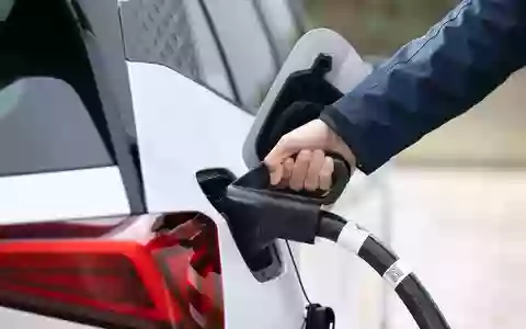 Das Geld für die Elektroauto-Förderung wird laut Bundesumweltminister Carsten Schneider (SPD) noch eine Weile reichen (Symbolbild). - Foto: Sebastian Kahnert/dpa/dpa-tmn