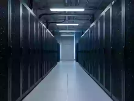 Moderne Server-Infrastruktur in einem klimatisierten Rechenzentrum mit blauer Beleuchtung. - Foto: über boerse-global.de