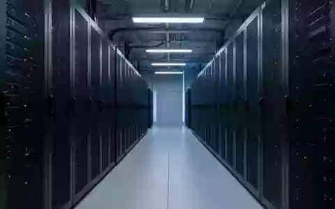 Moderne Server-Infrastruktur in einem klimatisierten Rechenzentrum mit blauer Beleuchtung. - Foto: über boerse-global.de