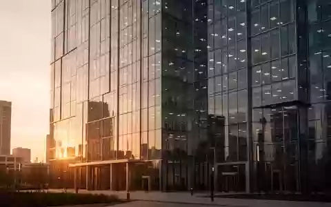 Moderne Glasfassade eines Bürogebäudes während der goldenen Stunde. - Foto: über boerse-global.de