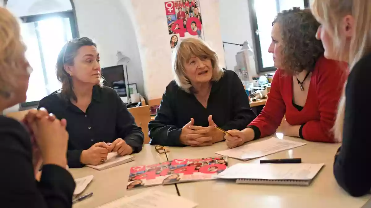 Die Redaktion von «Emma» umfasste nur ein halbes Dutzend Frauen - und Alice Schwarzer war immer die Chefin. (Archivbild) - Bild: picture alliance / Henning Kaiser/dpa