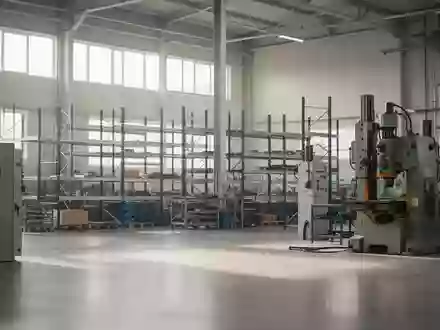 Ein heller, moderner Industriebetrieb mit aufgeräumten Regalen und Maschinen in einer Werkshalle. - Foto: über boerse-global.de
