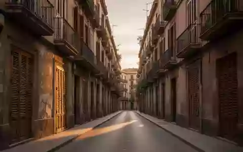 Leere, schmale Wohnstraße im Stadtteil El Clot in Barcelona mit traditionellen Fassaden und geschlossenen Fensterläden. - Foto: über boerse-global.de