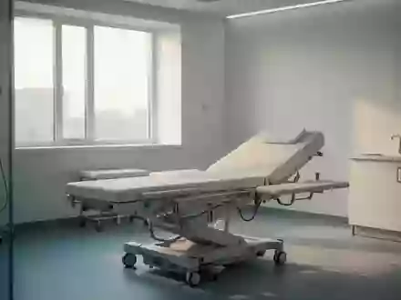 Ein leerer Untersuchungstisch in einem modernen, hellen Behandlungsraum einer Klinik. - Foto: über boerse-global.de