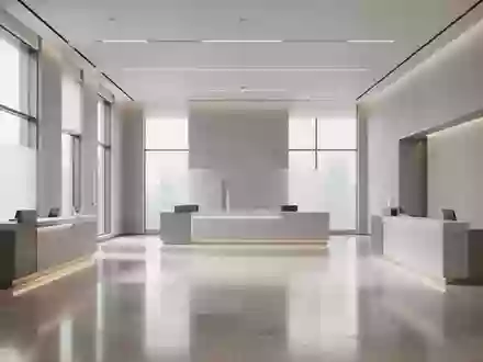 Ein minimalistisch gestalteter Innenraum einer Bank mit klaren Linien und natürlichem Lichteinfall. - Foto: über boerse-global.de