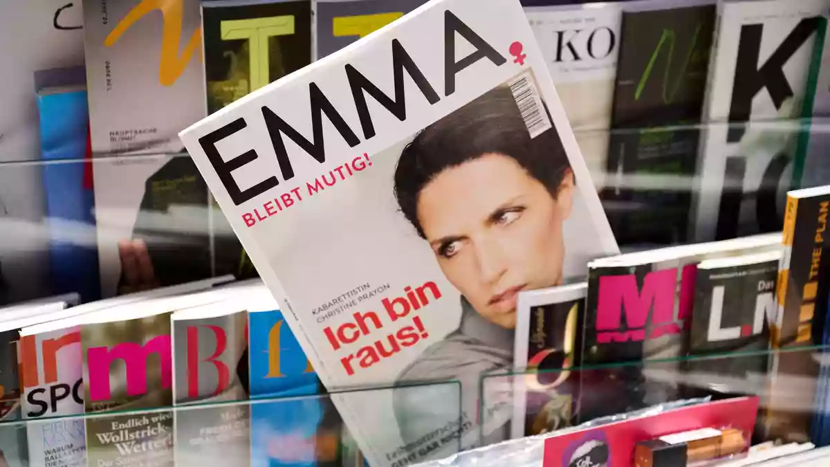 Eine aktuelle «Emma»-Ausgabe wird hier zwischen anderen Zeitschriften verkauft. - Bild: Sina Schuldt/dpa