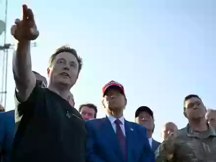 Elon Musk soll die Einschränkungen veranlasst und darüber auch mit Donald Trump gesprochen haben. (Archivbild) - Foto: Brandon Bell/Getty Images North America Pool via AP/dpa