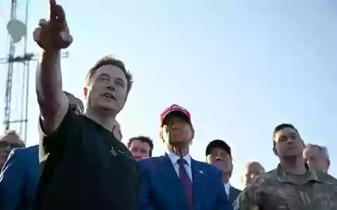 Elon Musk soll die Einschränkungen veranlasst und darüber auch mit Donald Trump gesprochen haben. (Archivbild) - Foto: Brandon Bell/Getty Images North America Pool via AP/dpa