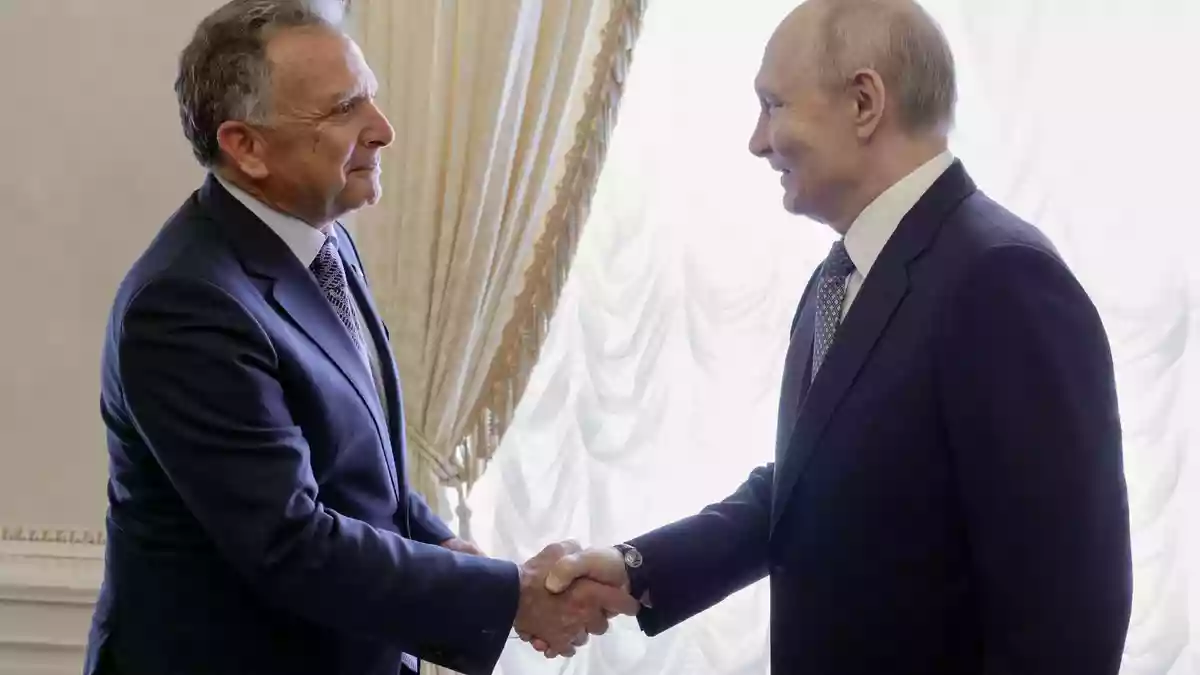 Der US-Unterhändler Steve Witkoff dankt bei einem neuen Besuch in St. Petersburg Kremlchef Wladimir Putin für die Freilassung eines Amerikaners. - Bild: Gavriil Grigorov/Pool Sputnik Kremlin/AP/dpa