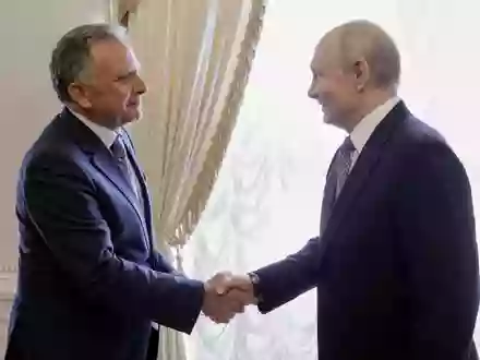 Der US-Unterhändler Steve Witkoff dankt bei einem neuen Besuch in St. Petersburg Kremlchef Wladimir Putin für die Freilassung eines Amerikaners. - Foto: Gavriil Grigorov/Pool Sputnik Kremlin/AP/dpa