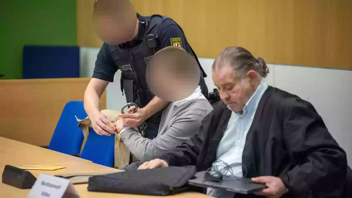 Anwalt Völker kündigt für später eine Erklärung zur Sache an. - Bild: Harald Tittel/dpa
