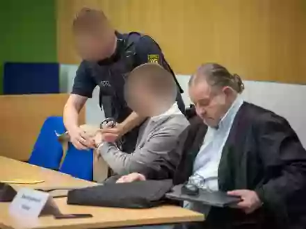 Anwalt Völker kündigt für später eine Erklärung zur Sache an. - Foto: Harald Tittel/dpa