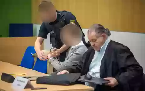 Anwalt Völker kündigt für später eine Erklärung zur Sache an. - Foto: Harald Tittel/dpa
