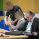 Anwalt Völker kündigt für später eine Erklärung zur Sache an. - Bild: Harald Tittel/dpa