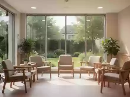 Ein heller, freundlicher Raum in einem Gesundheitszentrum mit Sitzgelegenheiten und Blick in einen Garten. - Foto: über boerse-global.de