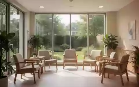 Ein heller, freundlicher Raum in einem Gesundheitszentrum mit Sitzgelegenheiten und Blick in einen Garten. - Foto: über boerse-global.de