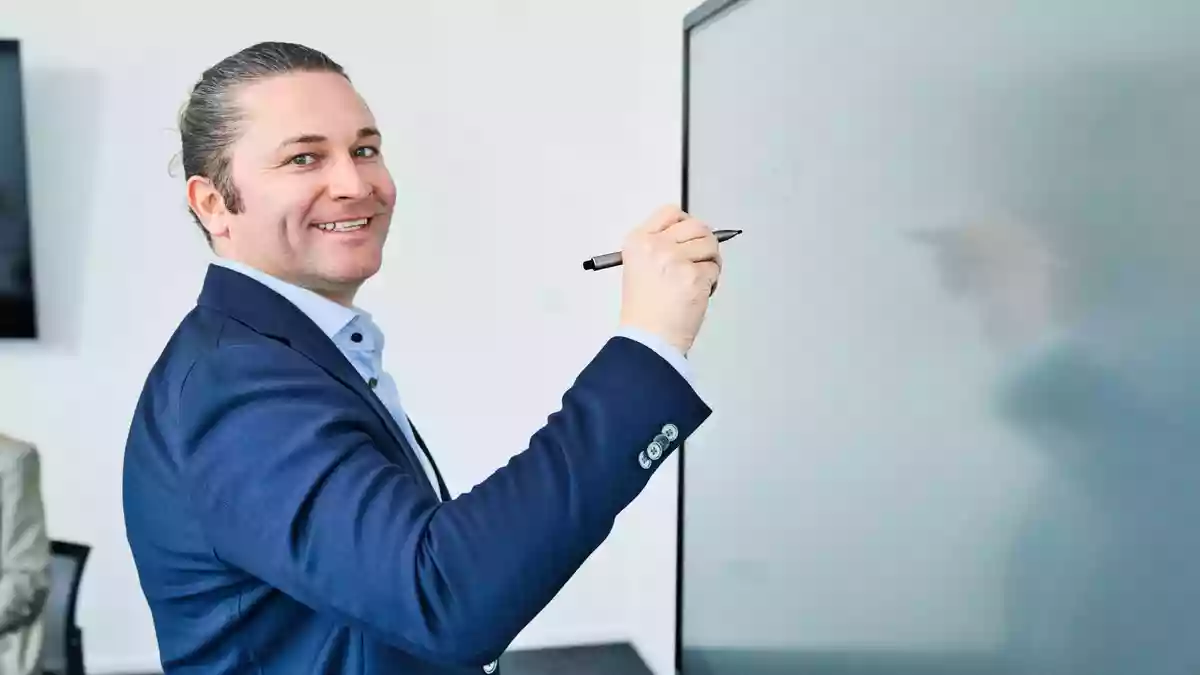 Einzelunternehmen in GmbH mit Holding umwandeln: Marcel Bailänder von der Steuerkanzlei Bailänder verrät, wann sich der Wechsel steuerlich lohnt - Bild: presseportal.de