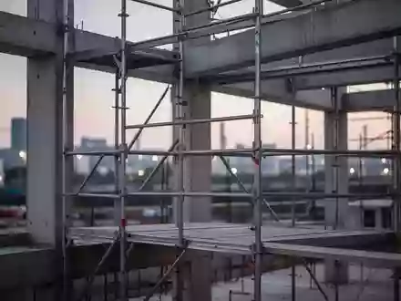 Ein leeres StahlgerĂŒst auf einer modernen Baustelle bei DĂ€mmerung, das die industrielle Umgebung und Baustruktur zeigt. - Foto: ĂŒber boerse-global.de