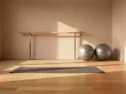 Ein heller, minimalistischer Übungsraum mit einer Yoga-Matte auf einem Holzboden und einer Sprossenwand im Hintergrund. - Foto: über boerse-global.de