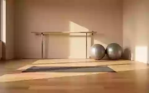 Ein heller, minimalistischer Übungsraum mit einer Yoga-Matte auf einem Holzboden und einer Sprossenwand im Hintergrund. - Foto: über boerse-global.de