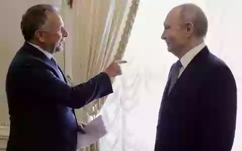 Kremlchef Wladimir Putin (r) und der US-Unterhändler Steve Witkoff haben mehr als drei Stunden lang über Vorschläge für eine Friedenslösung im russischen Angriffskrieg gegen die Ukraine gesprochen. - Foto: Gavriil Grigorov/Pool Sputnik Kremlin/AP/dpa