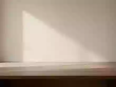 Ein minimalistischer, lichtdurchfluteter Raum mit einer leeren Holzfläche, der Ruhe und Stille ausstrahlt. - Foto: über boerse-global.de