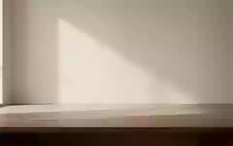 Ein minimalistischer, lichtdurchfluteter Raum mit einer leeren Holzfläche, der Ruhe und Stille ausstrahlt. - Foto: über boerse-global.de