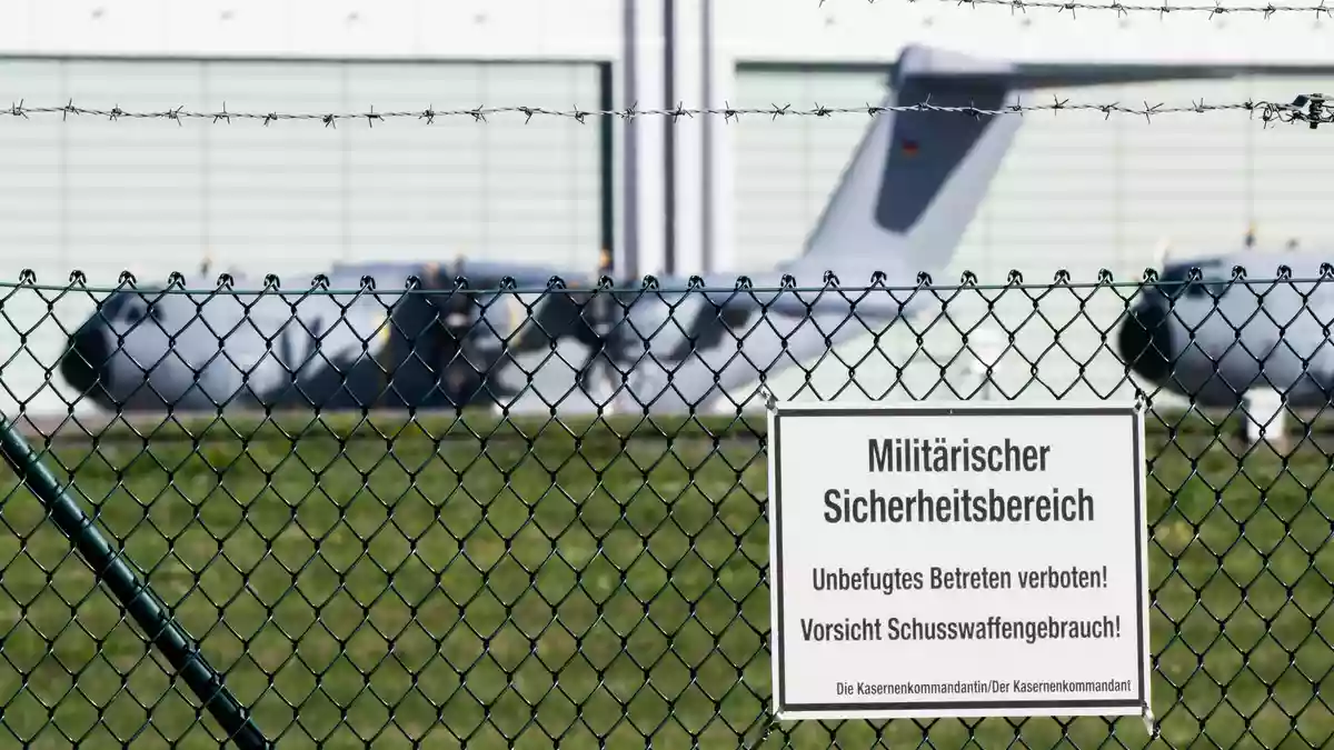 In der Nähe des Luftwaffen-Stützpunkts Wunstorf wurde mitte September eine Drohne gefunden. (Archivbild)  - Bild: Julian Stratenschulte/dpa