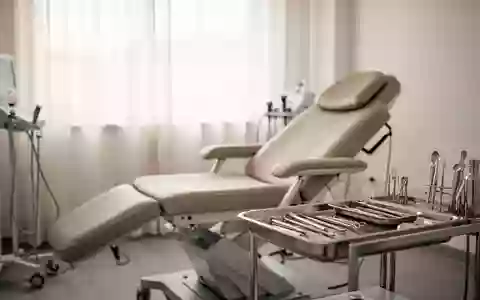 Ein minimalistisch eingerichteter, heller Podologie-Behandlungsraum mit professioneller Ausstattung in einer klinischen Umgebung. - Foto: über boerse-global.de