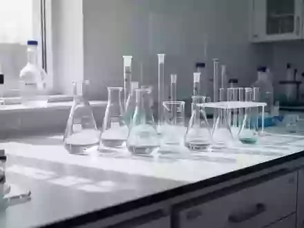 Saubere Laborumgebung mit Glasgeräten auf einem Labortisch bei natürlichem Licht. - Foto: über boerse-global.de