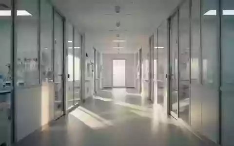 Ein heller, moderner Korridor in einer medizinischen Einrichtung mit minimalistischer Architektur und natürlichem Licht. - Foto: über boerse-global.de