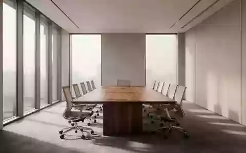 Ein minimalistisch eingerichteter, moderner Konferenzraum mit einem langen Holztisch und ordentlich angeordneten Stühlen. - Foto: über boerse-global.de