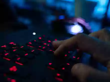 Eine Sicherheitslücke in der Webskriptsprache PHP gefährdet derzeit viele Webseiten. (Symbolbild) - Foto: Nicolas Armer/dpa