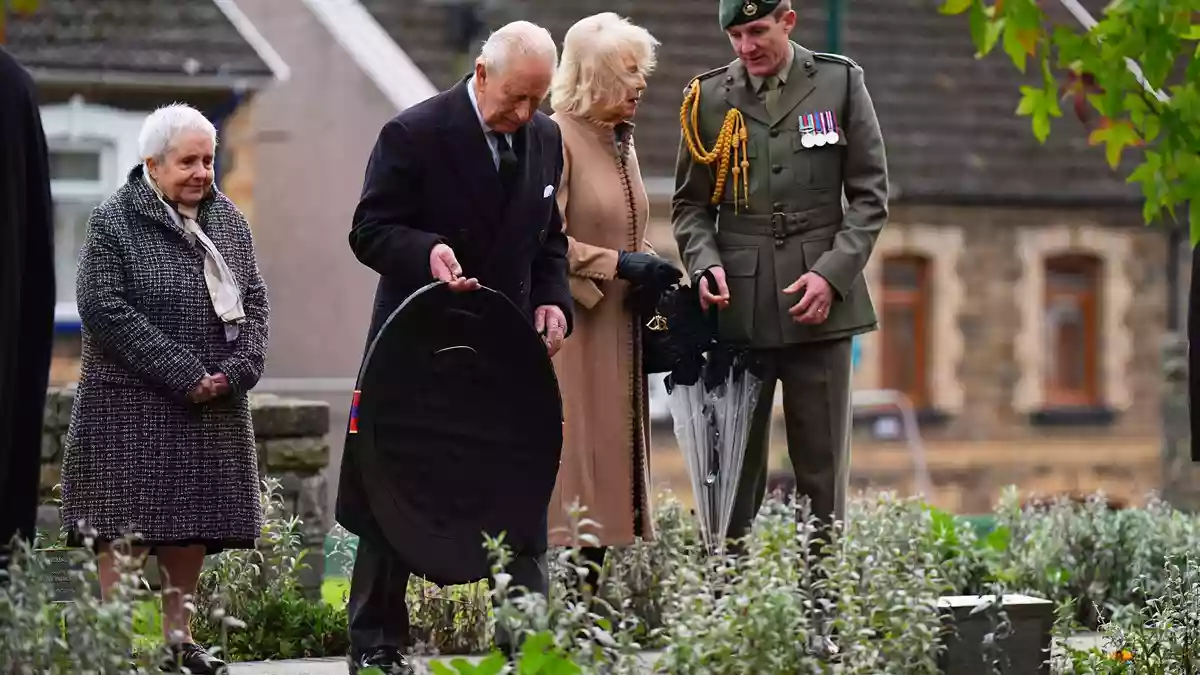 König Charles III. und Königin Camilla gedenken der verheerenden Katastrophe von Aberfan.  - Bild: Aaron Chown/Press Association/PA Wire/dpa