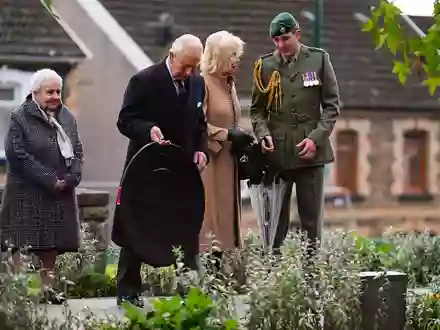 König Charles III. und Königin Camilla gedenken der verheerenden Katastrophe von Aberfan.  - Foto: Aaron Chown/Press Association/PA Wire/dpa