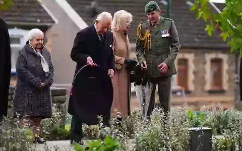 König Charles III. und Königin Camilla gedenken der verheerenden Katastrophe von Aberfan.  - Foto: Aaron Chown/Press Association/PA Wire/dpa