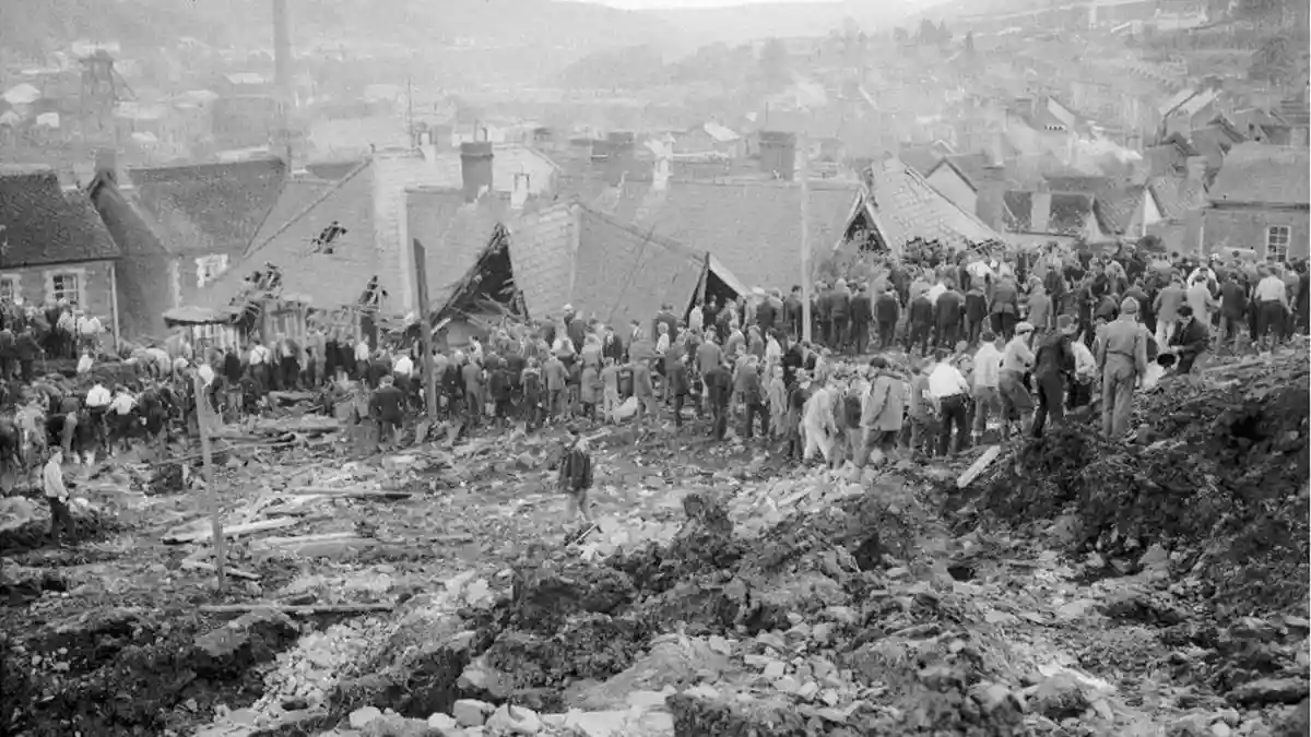 144 Menschen verloren bei der Katastrophe ihr Leben. (Archivbild) - Bild: Press Association/PA Wire/dpa