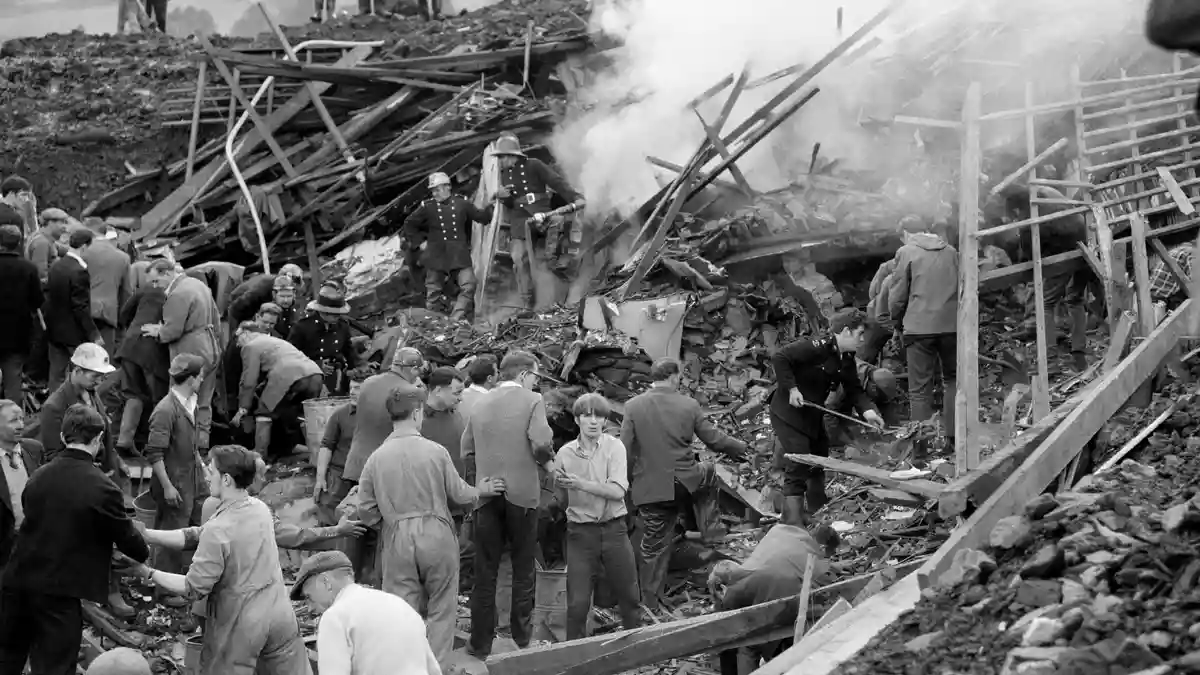Nur fünf Kinder konnten lebend aus den Trümmern geborgen werden. (Archivbild) - Bild: Press Association/PA Wire/dpa