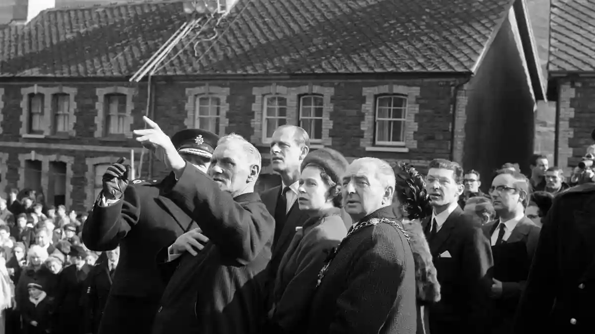 Acht Tage nach der Katastrophe besuchte die Queen das Dorf. (Archivbild) - Bild: Press Association/PA Wire/dpa