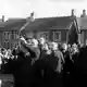 Acht Tage nach der Katastrophe besuchte die Queen das Dorf. (Archivbild) - Bild: Press Association/PA Wire/dpa