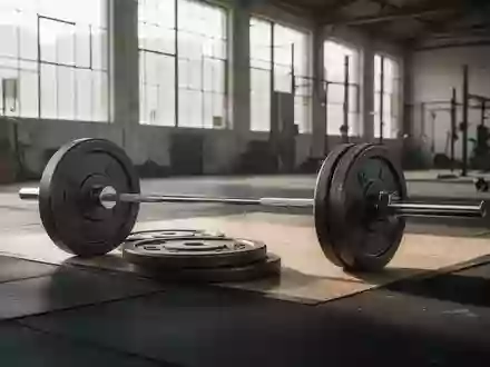 Eine leere Hantelablage mit einer unbeschrifteten Langhantel und Gewichtsscheiben in einem minimalistischen Fitnessraum. - Foto: über boerse-global.de