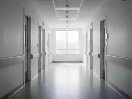 Ein heller, minimalistischer Flur in einer modernen Gesundheitseinrichtung bei natürlichem Licht. - Foto: über boerse-global.de