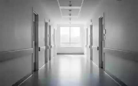 Ein heller, minimalistischer Flur in einer modernen Gesundheitseinrichtung bei natürlichem Licht. - Foto: über boerse-global.de