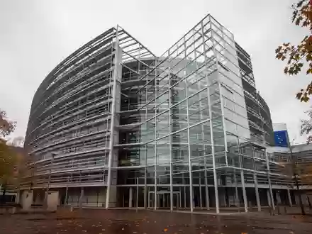 Moderne Glas- und Stahlarchitektur des Europäischen Parlaments in Straßburg an einem bewölkten Tag. - Foto: über boerse-global.de