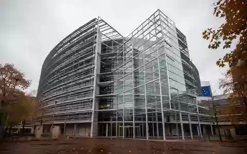 Moderne Glas- und Stahlarchitektur des Europäischen Parlaments in Straßburg an einem bewölkten Tag. - Foto: über boerse-global.de