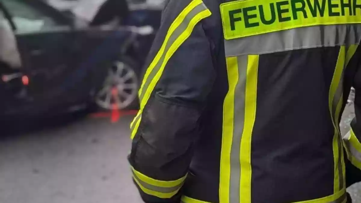 FW Horn-Bad Meinberg: Schwerer Verkehrsunfall mit tödlich verletzter Person - Bild: presseportal.de